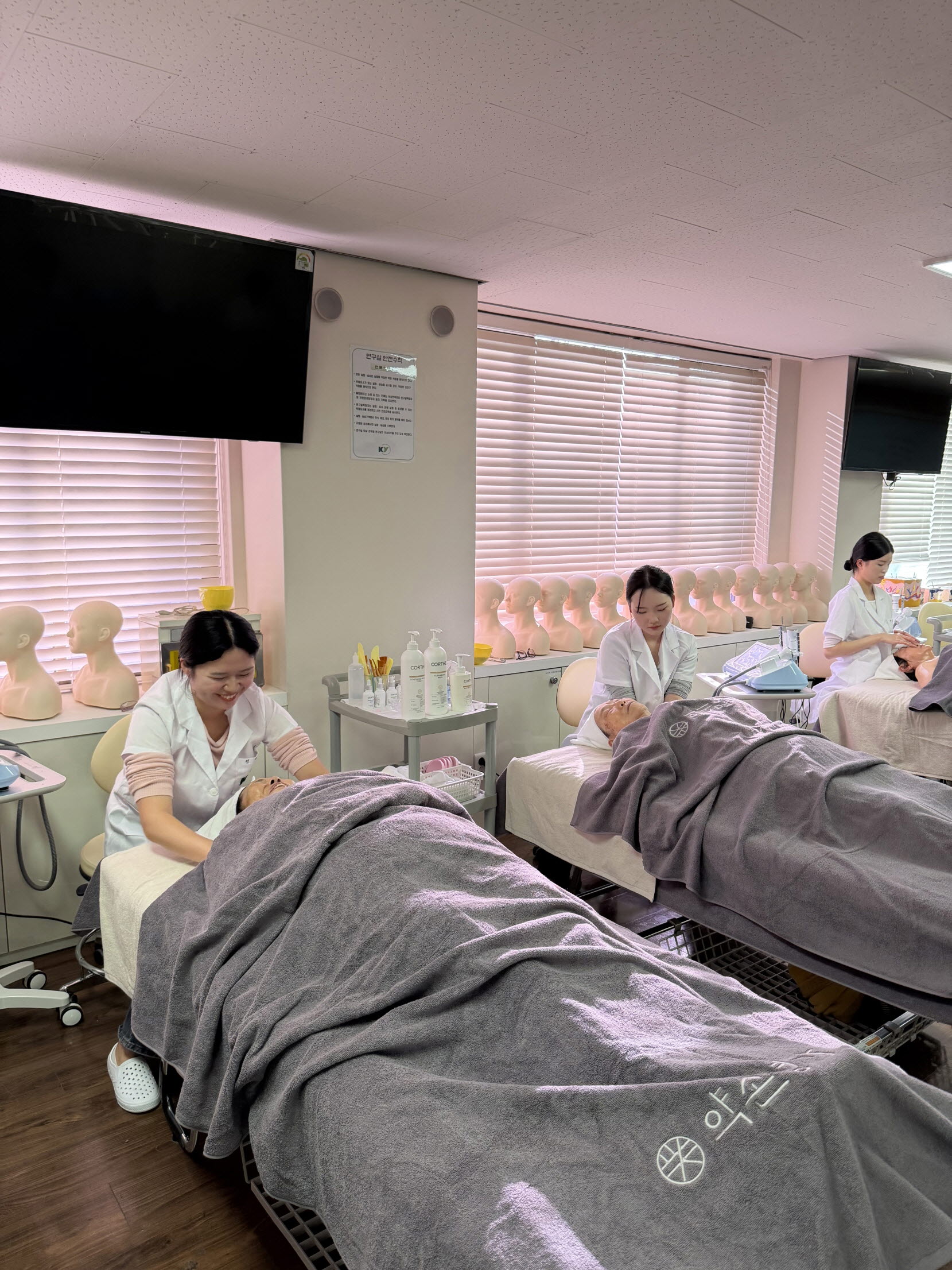 건양대 글로벌의료뷰티학과, DYW 주간 활용해 지역 어르신에 뷰티 케어 봉사